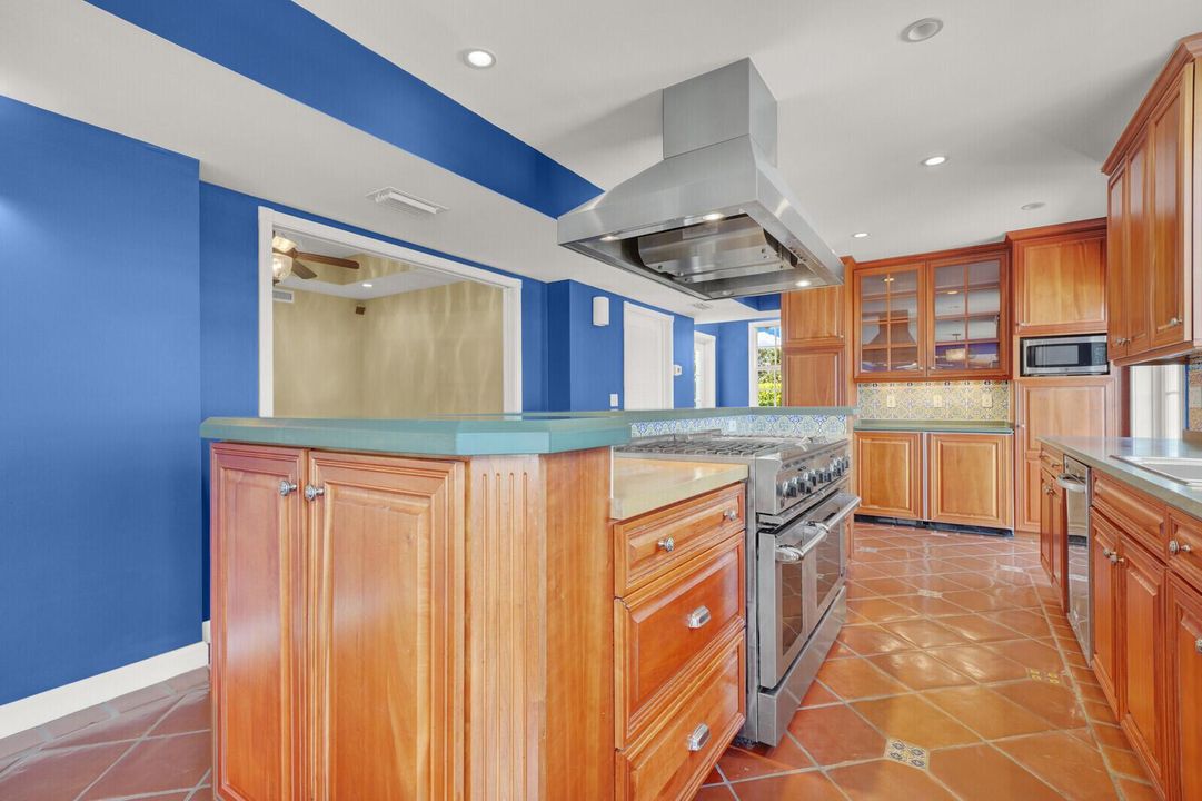 1210 Bimini Lane 22 26