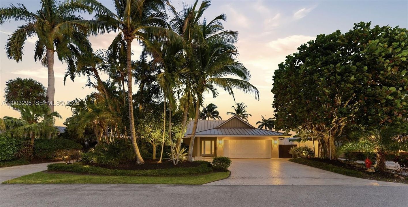 For Sale: $3,150,000 (3 beds, 2 baths, 2450 Square Feet)