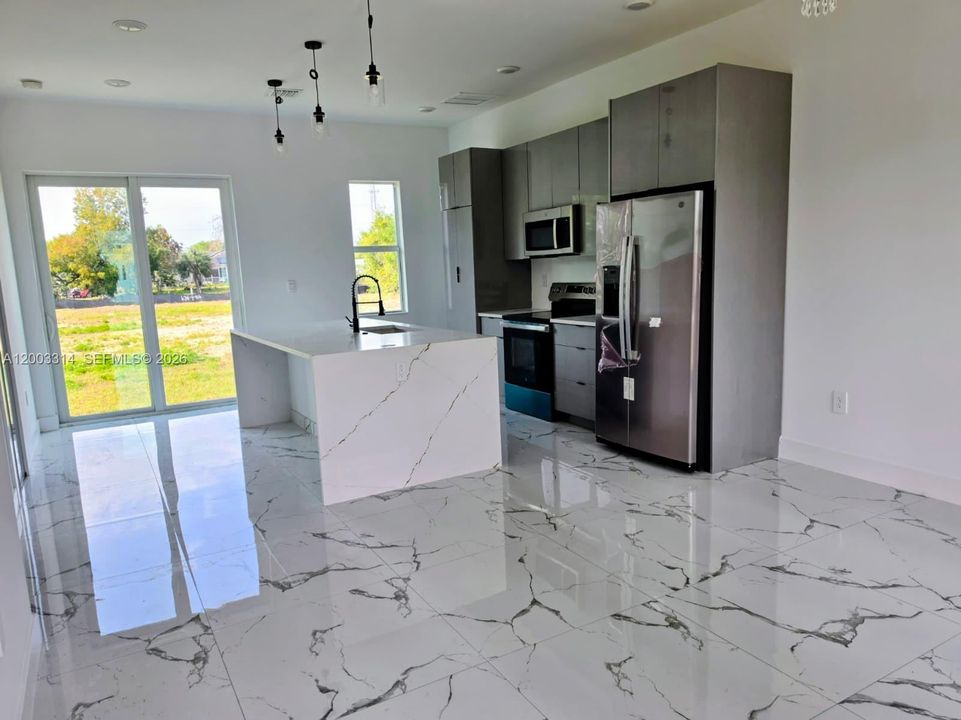 For Sale: $260,000 (3 beds, 3 baths, 1057 Square Feet)