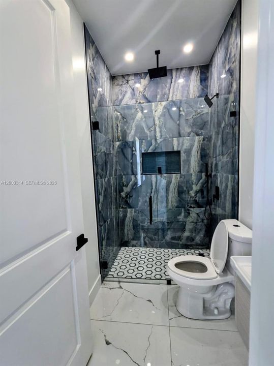 For Sale: $260,000 (3 beds, 3 baths, 1057 Square Feet)