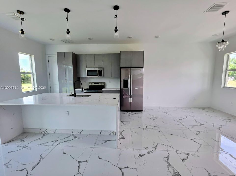 For Sale: $260,000 (3 beds, 3 baths, 1057 Square Feet)