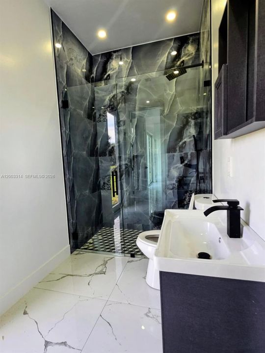 For Sale: $260,000 (3 beds, 3 baths, 1057 Square Feet)