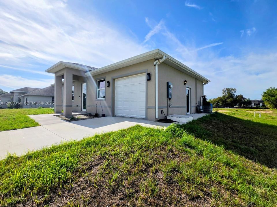 For Sale: $260,000 (3 beds, 3 baths, 1057 Square Feet)