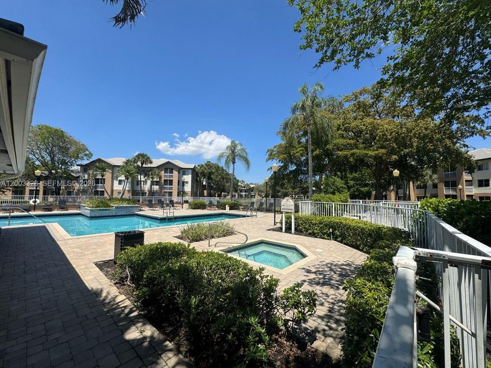 Active With Contract: $1,675 (1 beds, 1 baths, 700 Square Feet)