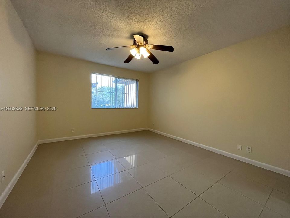 Active With Contract: $1,675 (1 beds, 1 baths, 700 Square Feet)