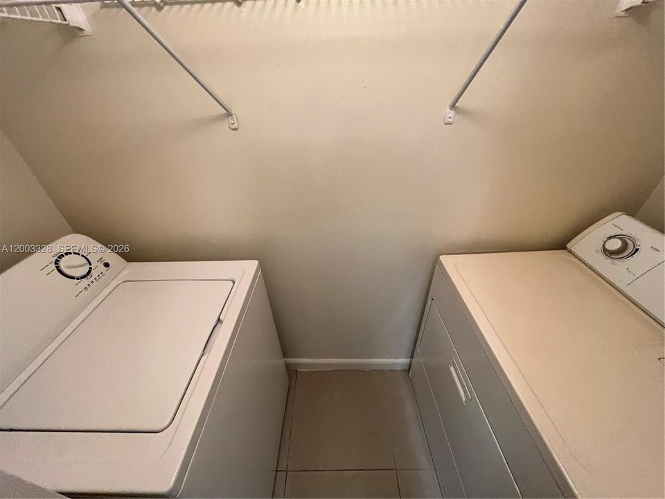 Active With Contract: $1,675 (1 beds, 1 baths, 700 Square Feet)