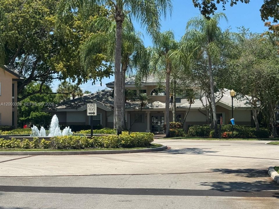 Active With Contract: $1,675 (1 beds, 1 baths, 700 Square Feet)
