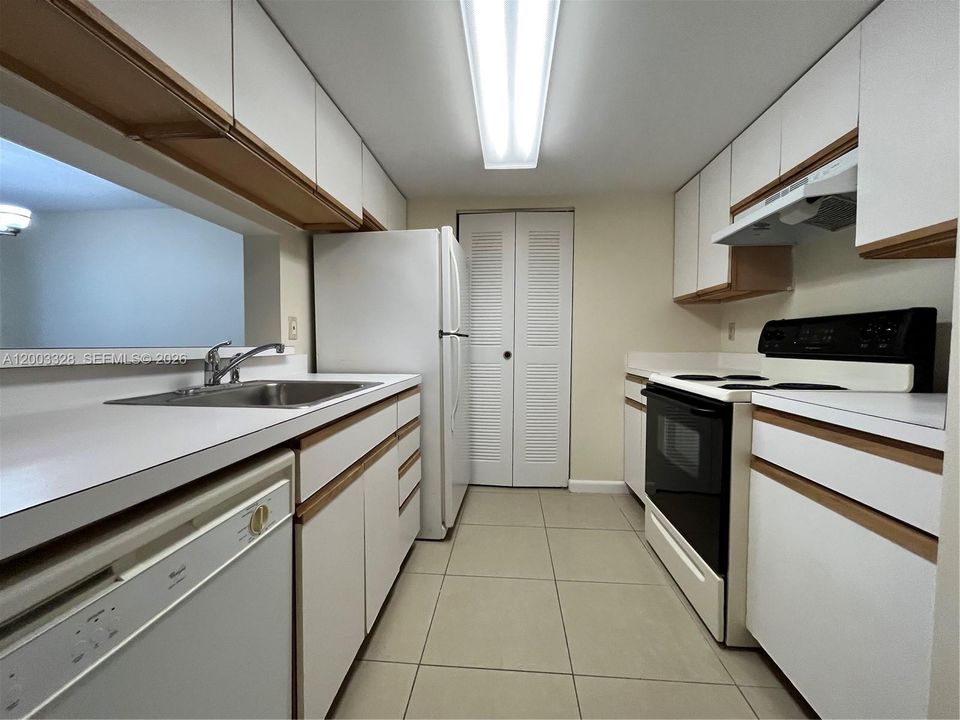 Active With Contract: $1,675 (1 beds, 1 baths, 700 Square Feet)