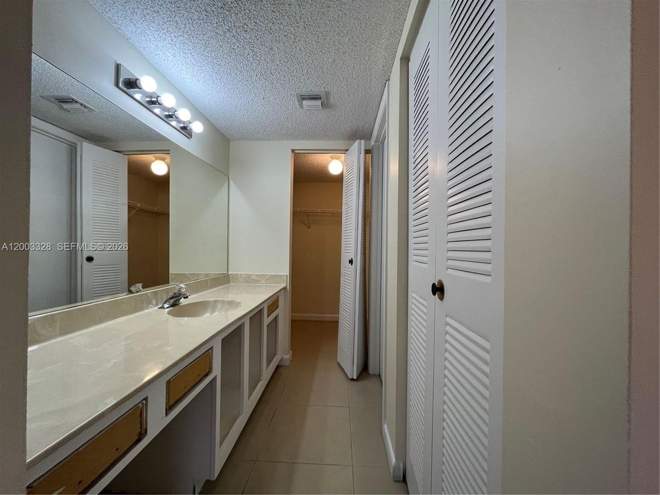 Active With Contract: $1,675 (1 beds, 1 baths, 700 Square Feet)
