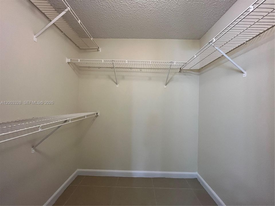 Active With Contract: $1,675 (1 beds, 1 baths, 700 Square Feet)