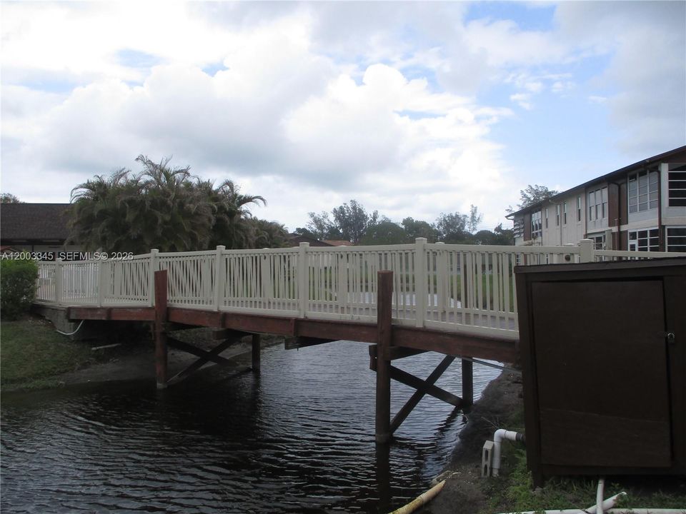 For Sale: $220,000 (2 beds, 2 baths, 1084 Square Feet)