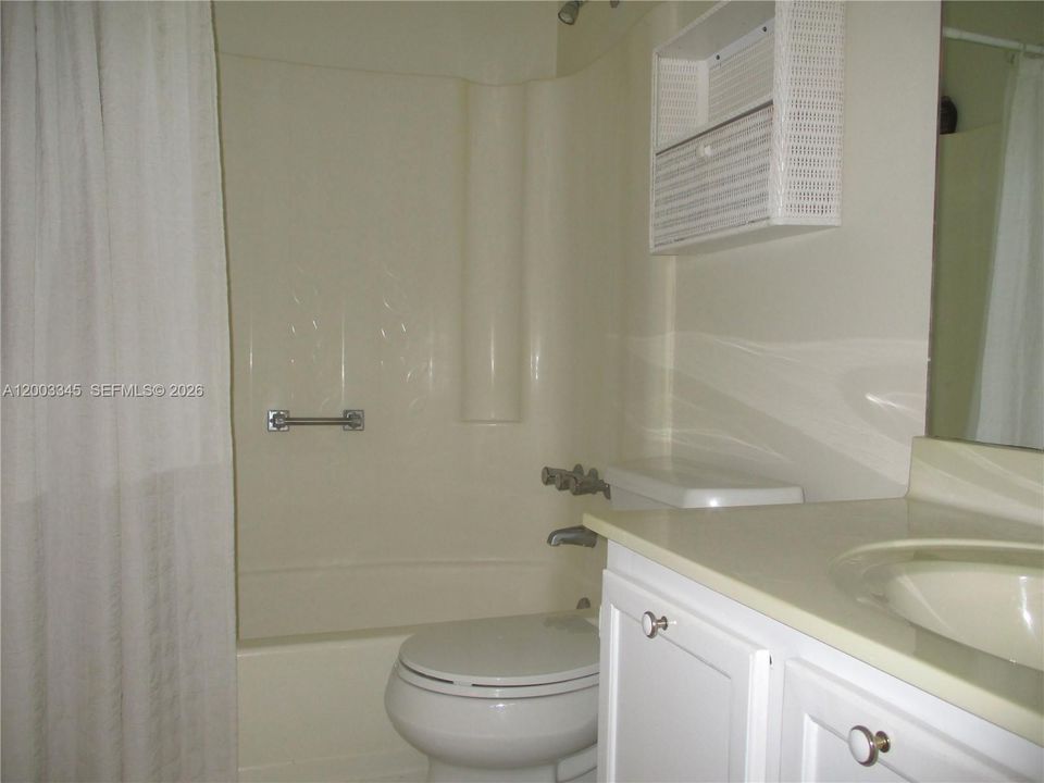 GUEST BATHROOM WITH SHOWER & TUB