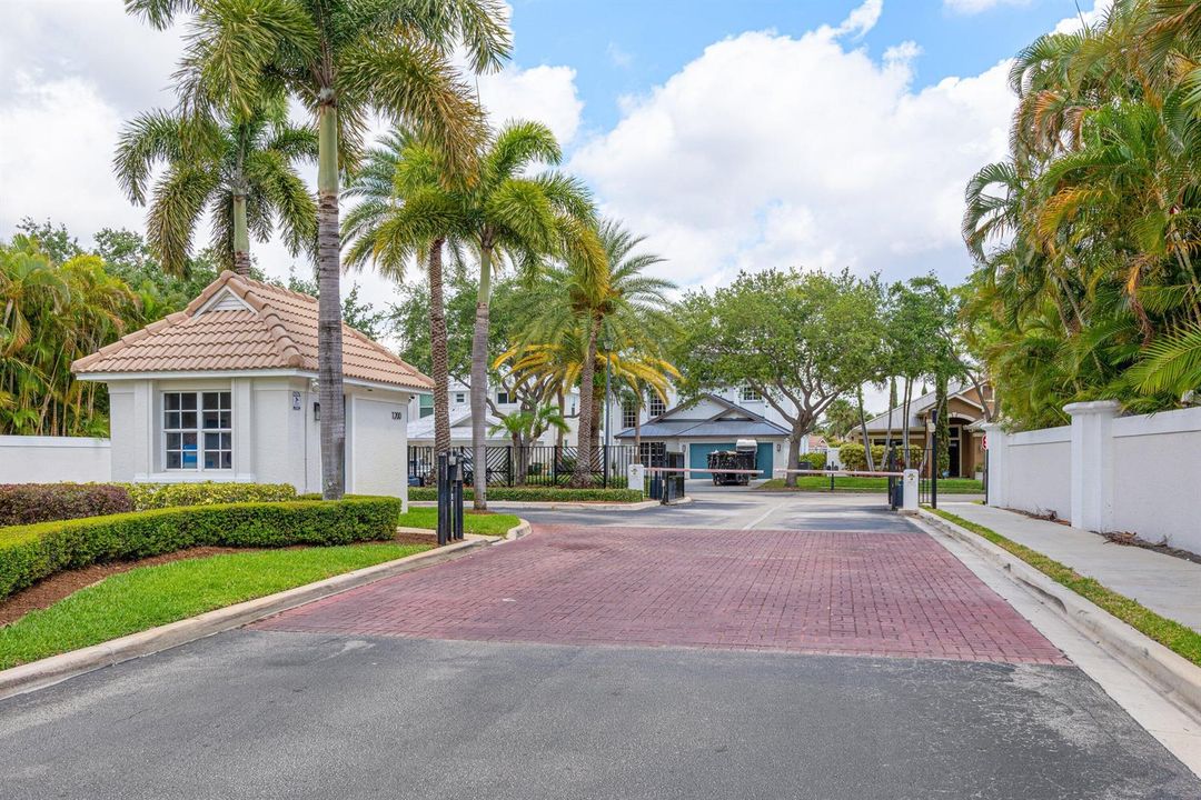 494 Enfield Ct