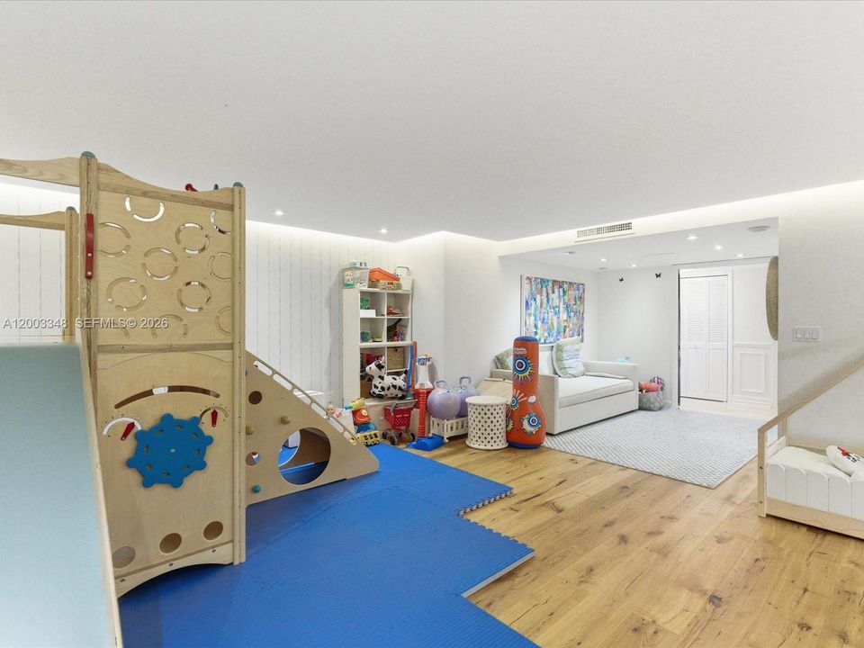 For Sale: $2,900,000 (3 beds, 3 baths, 2943 Square Feet)