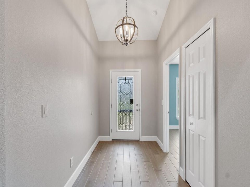 FOYER WITH LEADED GLASS FRONT DOOR