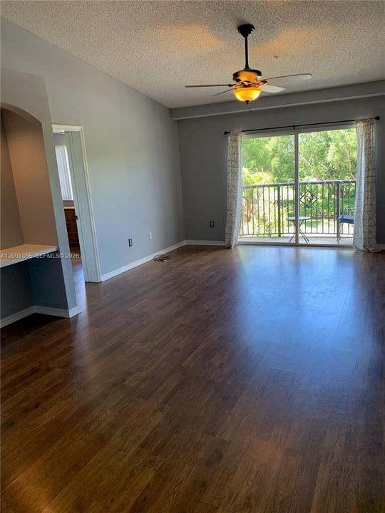 For Sale: $320,000 (2 beds, 2 baths, 1112 Square Feet)