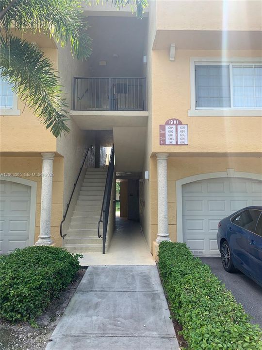 For Sale: $320,000 (2 beds, 2 baths, 1112 Square Feet)