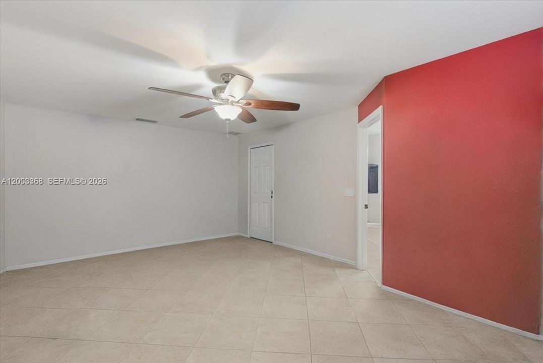 En Venta: $305,000 (4 camas, 2 baños, 1993 Pies cuadrados)