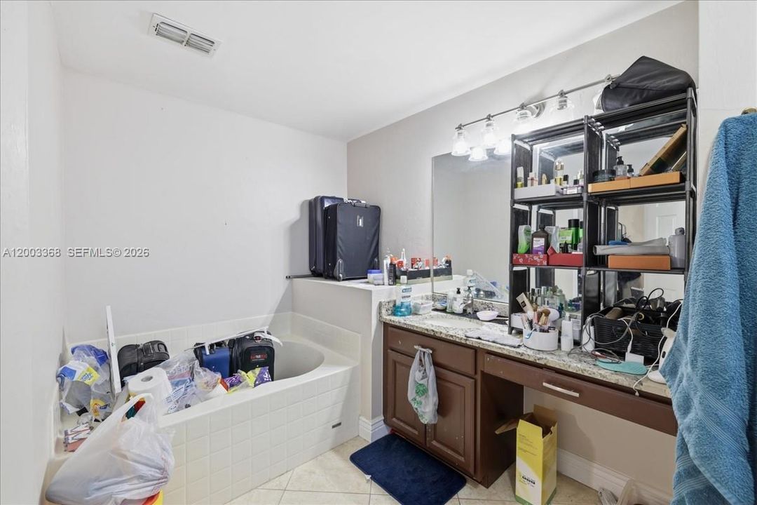 En Venta: $305,000 (4 camas, 2 baños, 1993 Pies cuadrados)