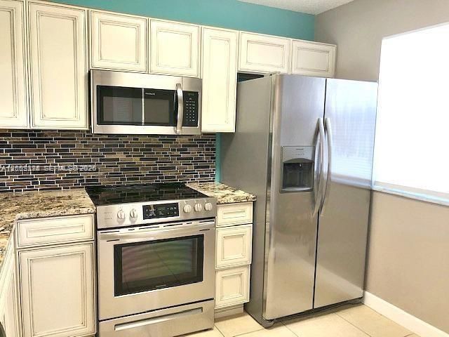 For Sale: $190,000 (1 beds, 1 baths, 702 Square Feet)