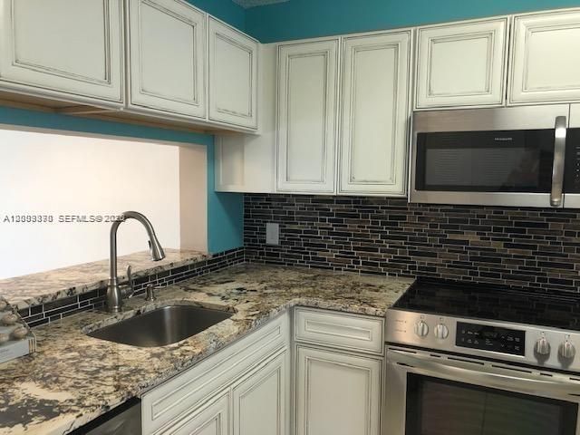 For Sale: $190,000 (1 beds, 1 baths, 702 Square Feet)