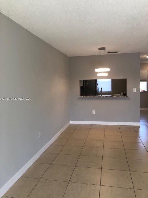 For Sale: $190,000 (1 beds, 1 baths, 702 Square Feet)