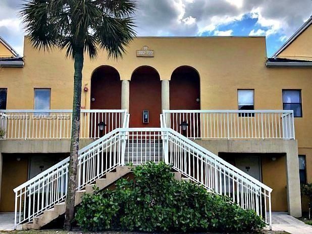 For Sale: $190,000 (1 beds, 1 baths, 702 Square Feet)