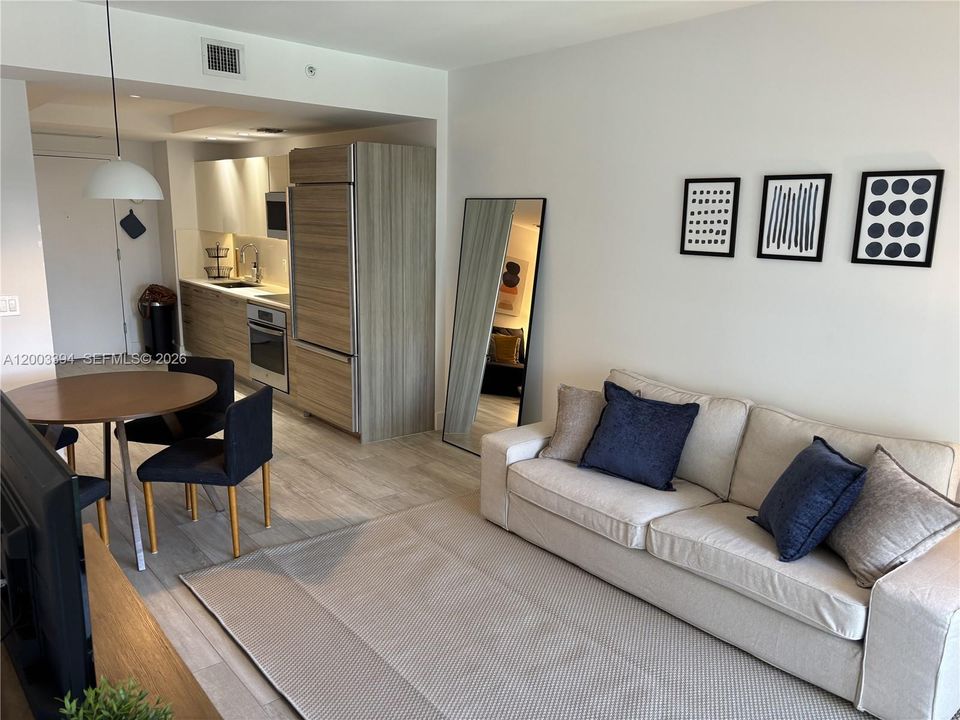 For Sale: $509,000 (1 beds, 1 baths, 673 Square Feet)