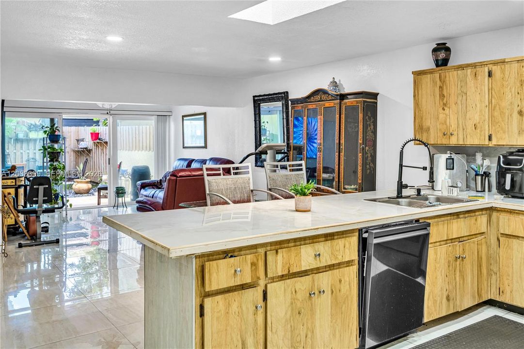 Activo con contrato: $439,000 (3 camas, 2 baños, 1710 Pies cuadrados)