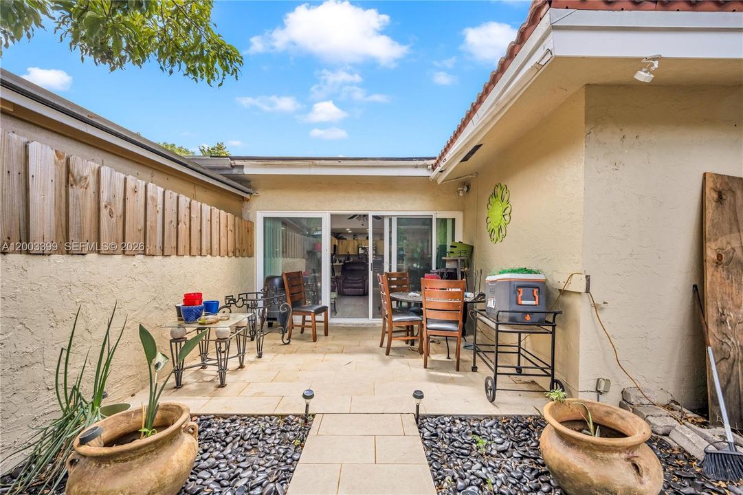 Activo con contrato: $439,000 (3 camas, 2 baños, 1710 Pies cuadrados)