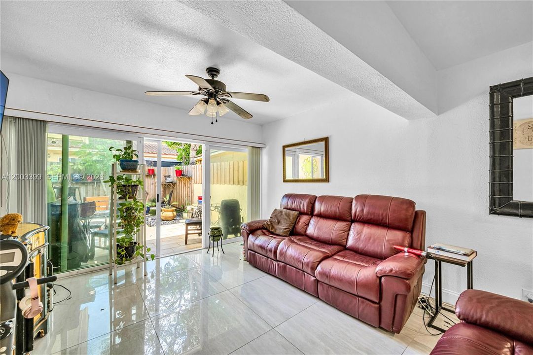 Activo con contrato: $439,000 (3 camas, 2 baños, 1710 Pies cuadrados)