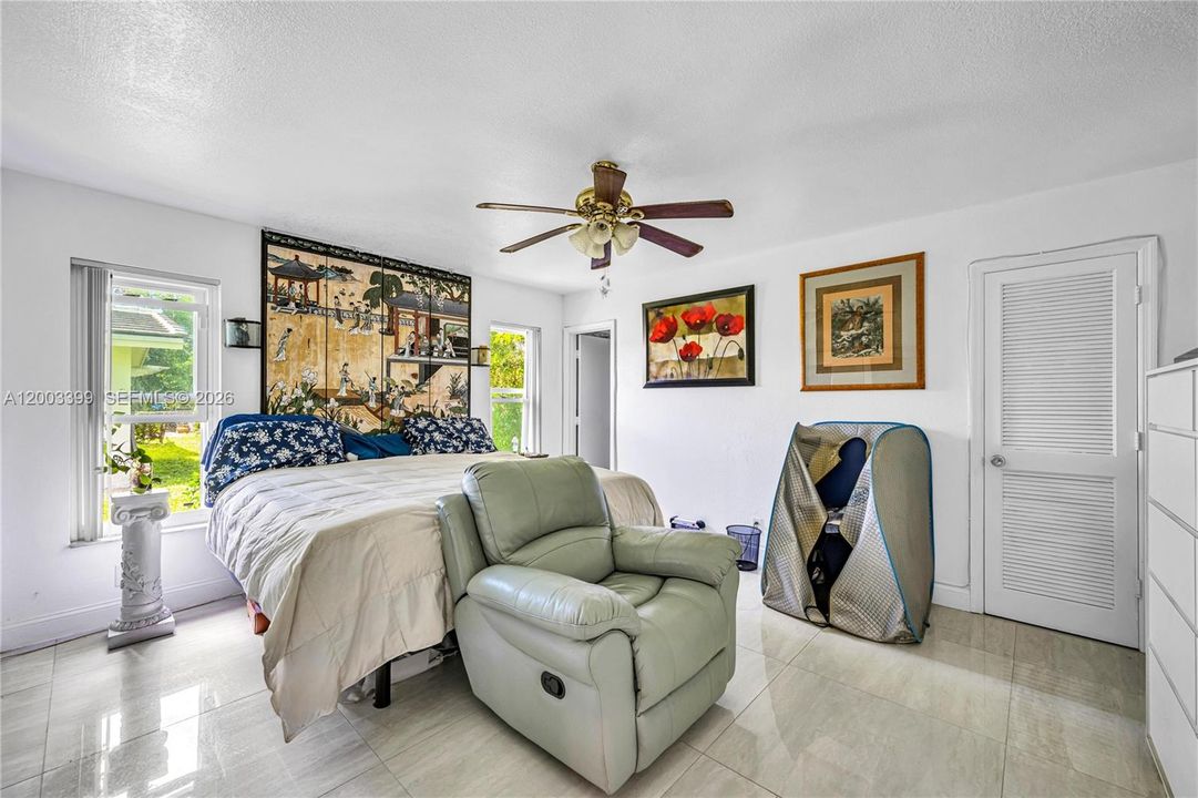 Activo con contrato: $439,000 (3 camas, 2 baños, 1710 Pies cuadrados)
