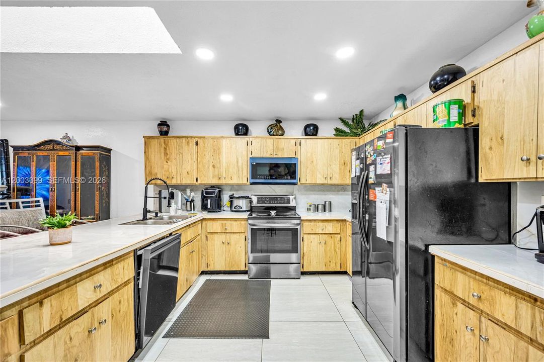 Activo con contrato: $439,000 (3 camas, 2 baños, 1710 Pies cuadrados)