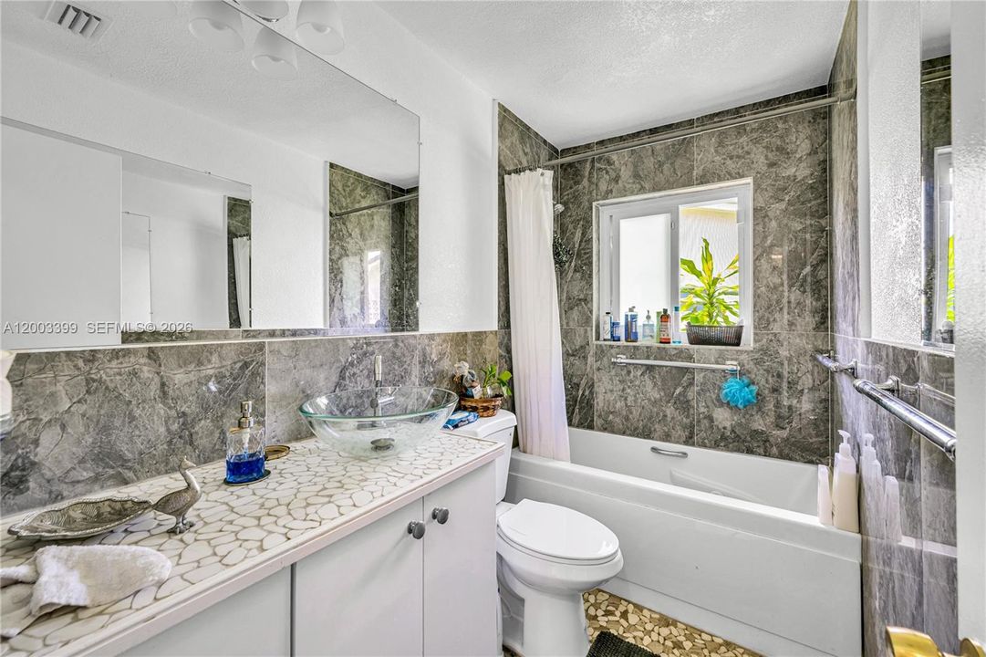 Activo con contrato: $439,000 (3 camas, 2 baños, 1710 Pies cuadrados)