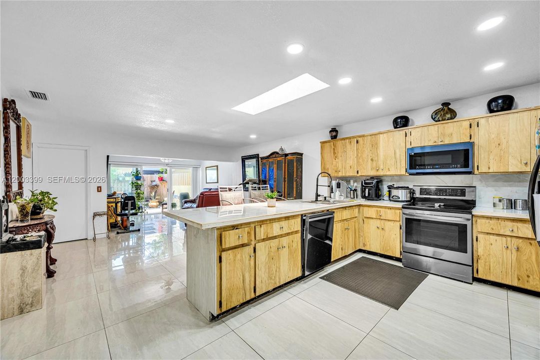 Activo con contrato: $439,000 (3 camas, 2 baños, 1710 Pies cuadrados)