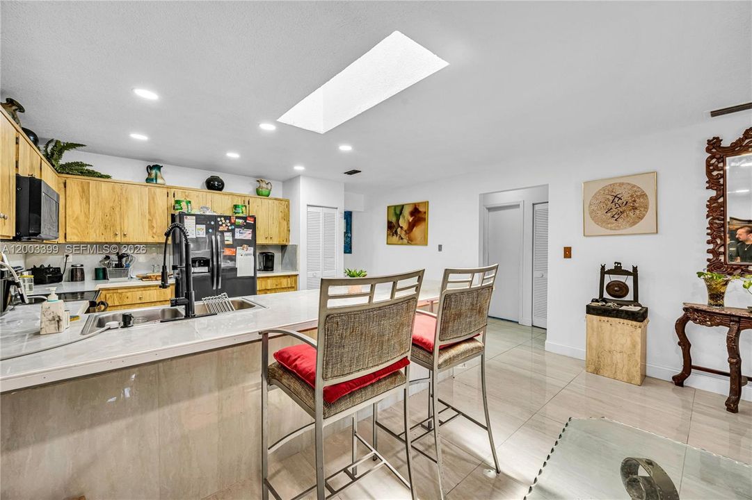 Activo con contrato: $439,000 (3 camas, 2 baños, 1710 Pies cuadrados)