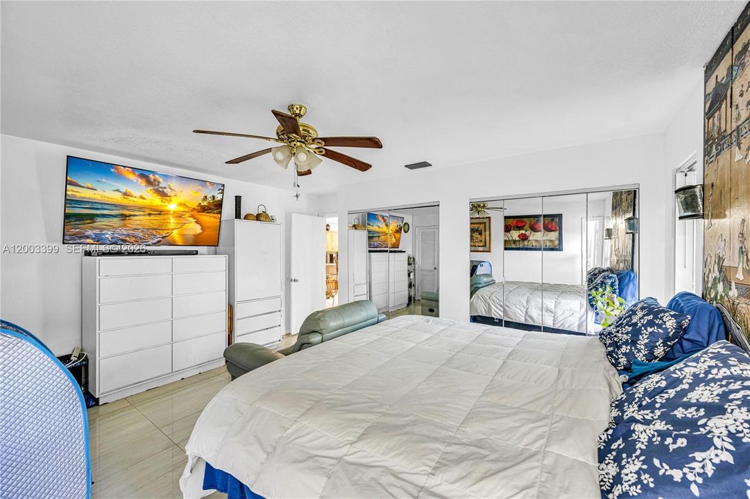 Activo con contrato: $439,000 (3 camas, 2 baños, 1710 Pies cuadrados)