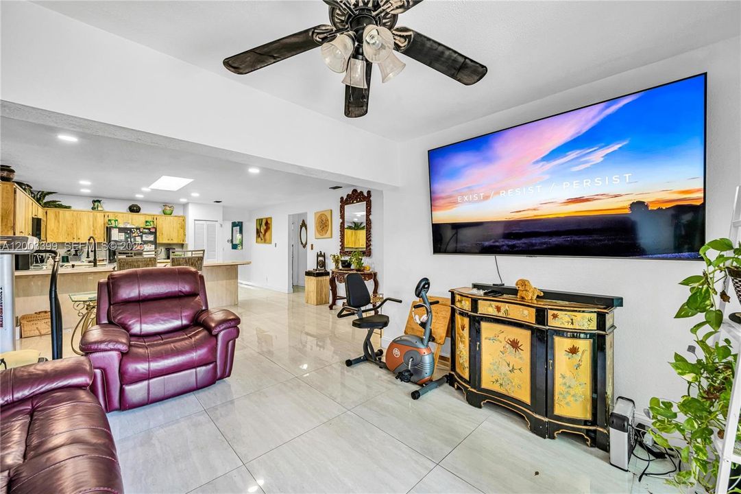 Activo con contrato: $439,000 (3 camas, 2 baños, 1710 Pies cuadrados)