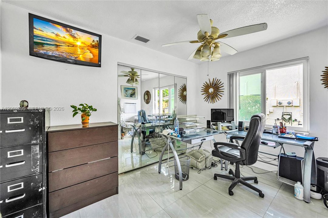 Activo con contrato: $439,000 (3 camas, 2 baños, 1710 Pies cuadrados)