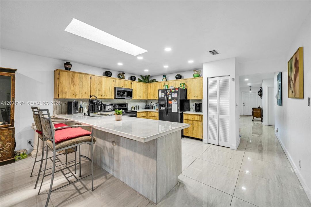 Activo con contrato: $439,000 (3 camas, 2 baños, 1710 Pies cuadrados)
