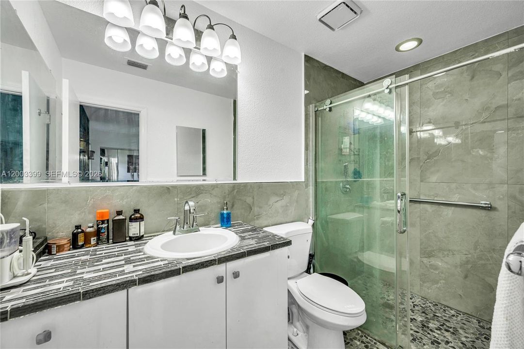 Activo con contrato: $439,000 (3 camas, 2 baños, 1710 Pies cuadrados)