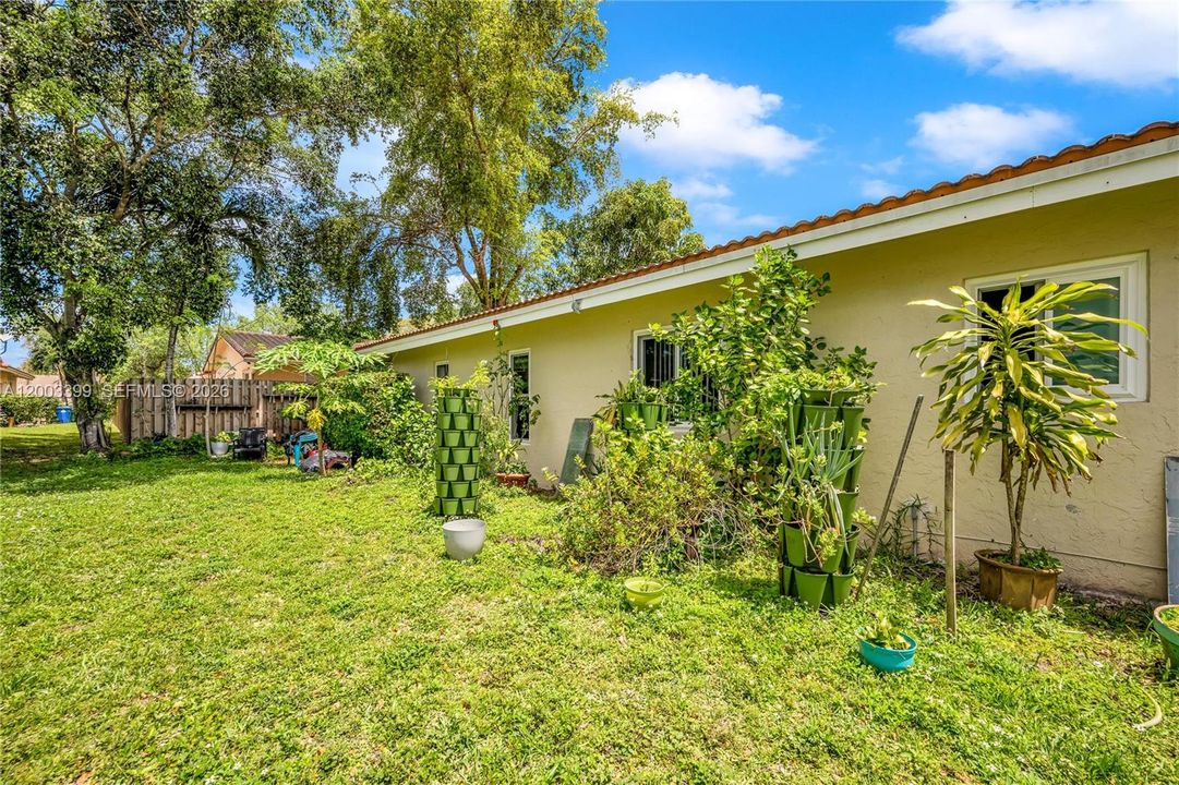Activo con contrato: $439,000 (3 camas, 2 baños, 1710 Pies cuadrados)
