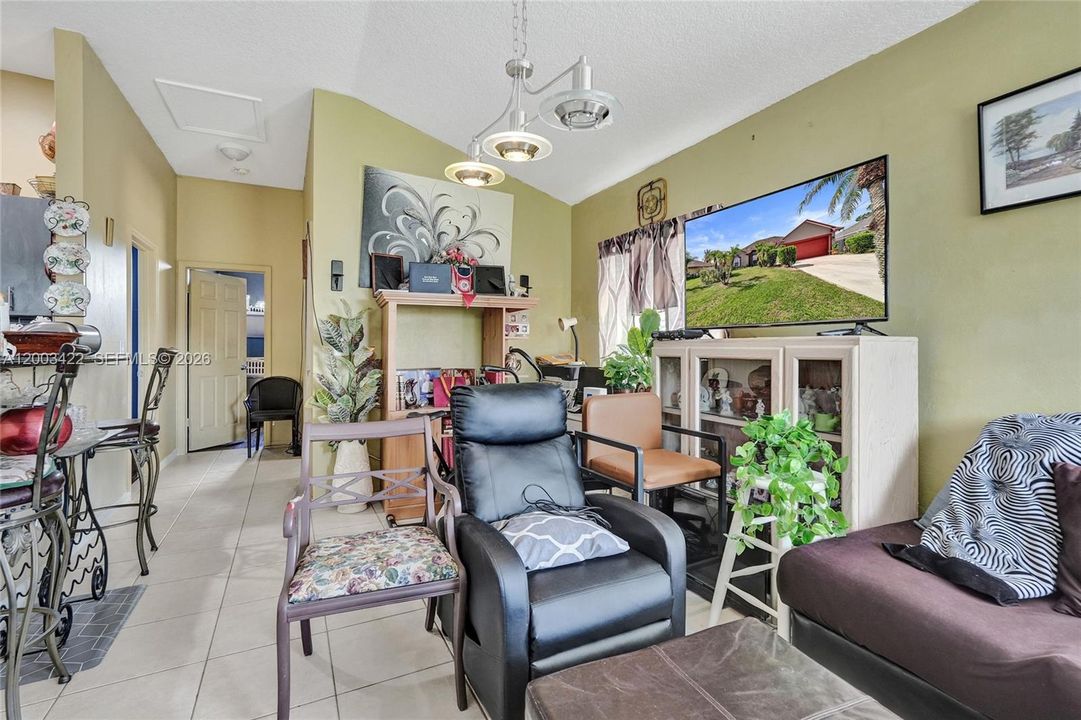 For Sale: $399,000 (3 beds, 2 baths, 1644 Square Feet)