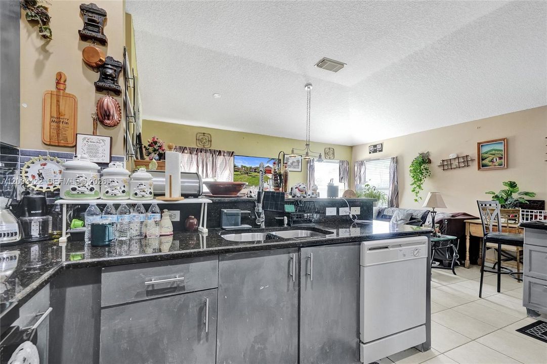 For Sale: $399,000 (3 beds, 2 baths, 1644 Square Feet)