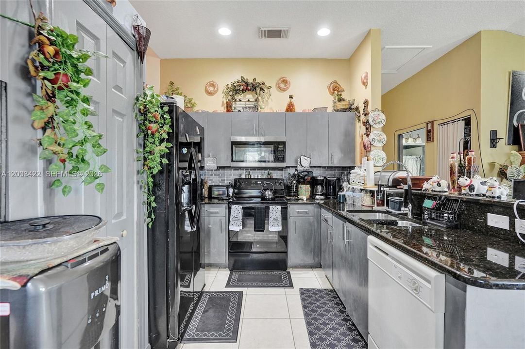 For Sale: $399,000 (3 beds, 2 baths, 1644 Square Feet)