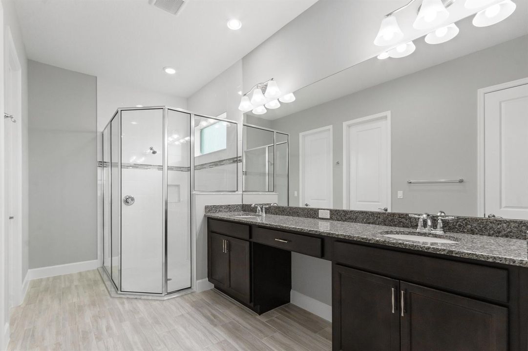 Owners Suite Bath-018-016-4200x2800
