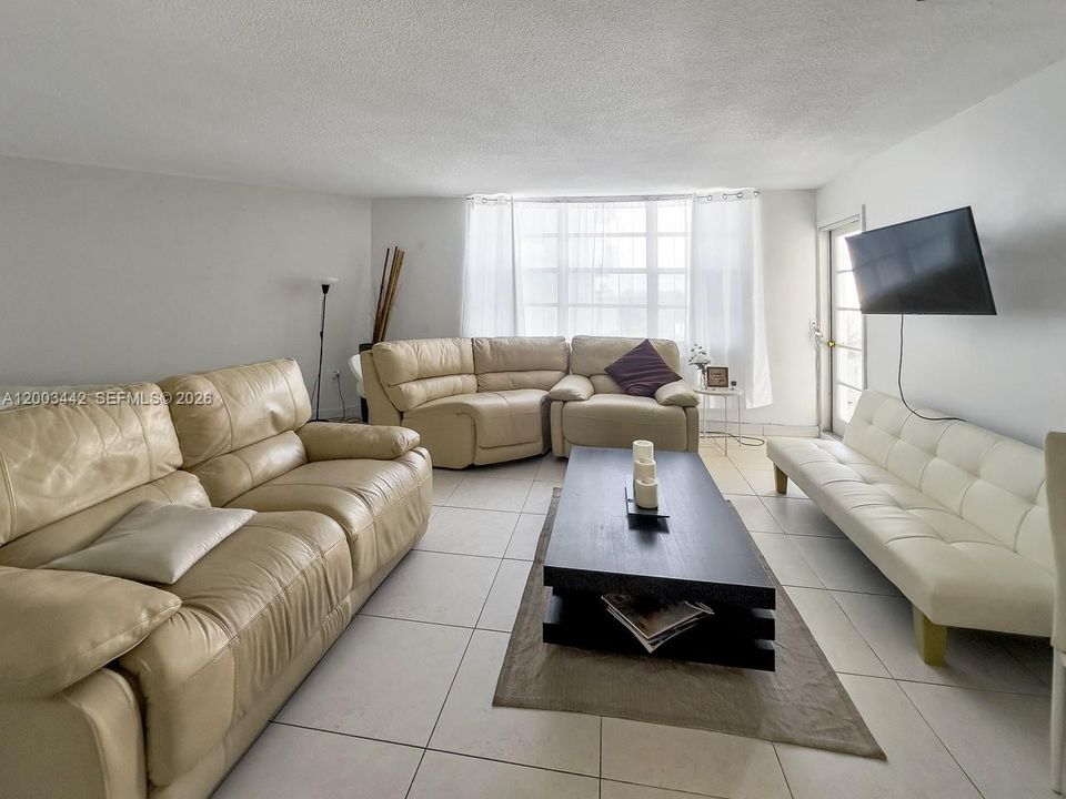 For Sale: $169,500 (1 beds, 1 baths, 873 Square Feet)