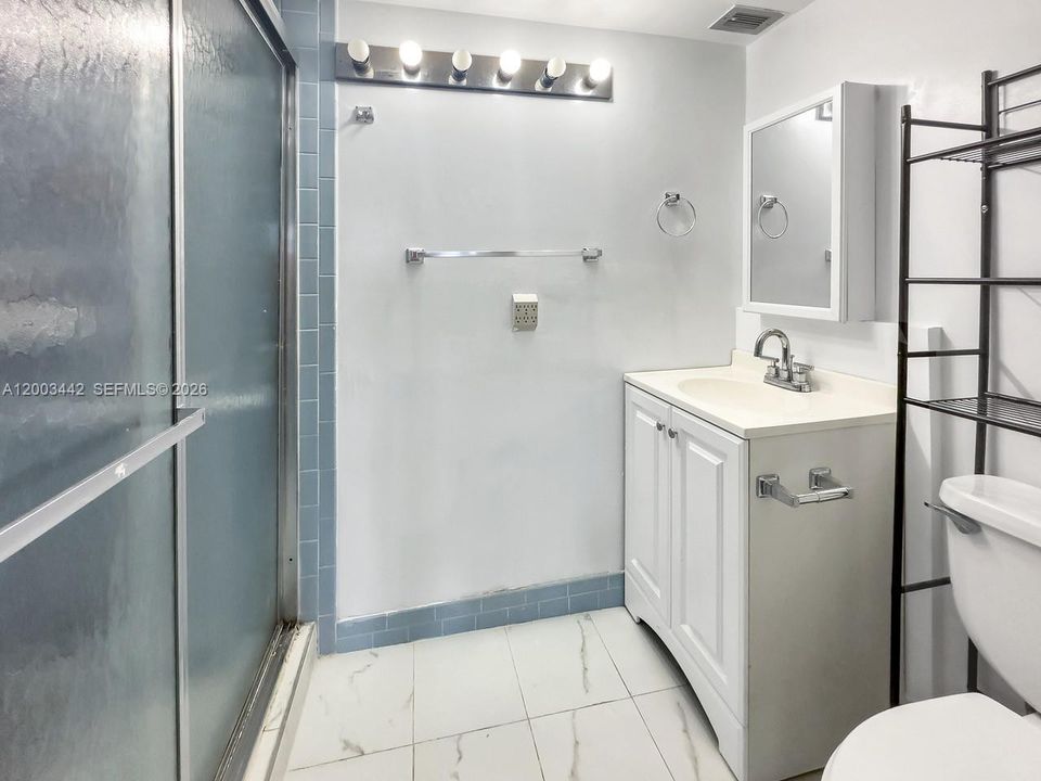 For Sale: $169,500 (1 beds, 1 baths, 873 Square Feet)