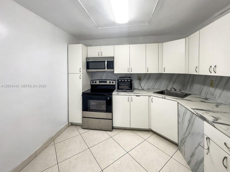 For Sale: $169,500 (1 beds, 1 baths, 873 Square Feet)