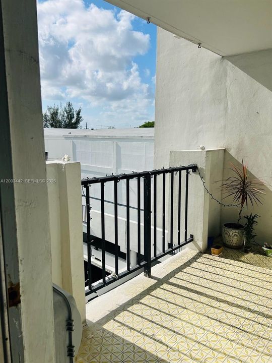 For Sale: $169,500 (1 beds, 1 baths, 873 Square Feet)
